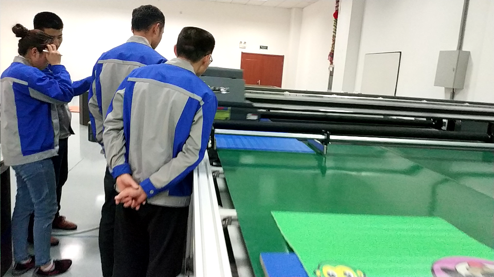 標識(shí)牌UV打(dǎ)印機與其他印刷機有什麽不一樣